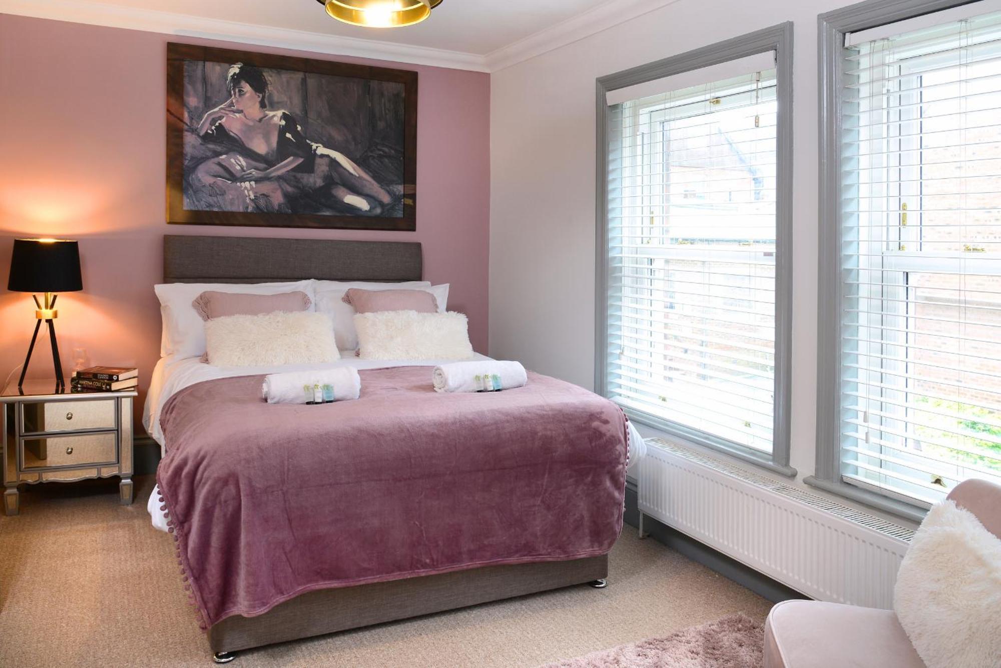 The Old Brewery Boardroom - Winchester City Centre - Unique Property - Free Parking - Sleeps 6 - By Xplus Stays Екстер'єр фото