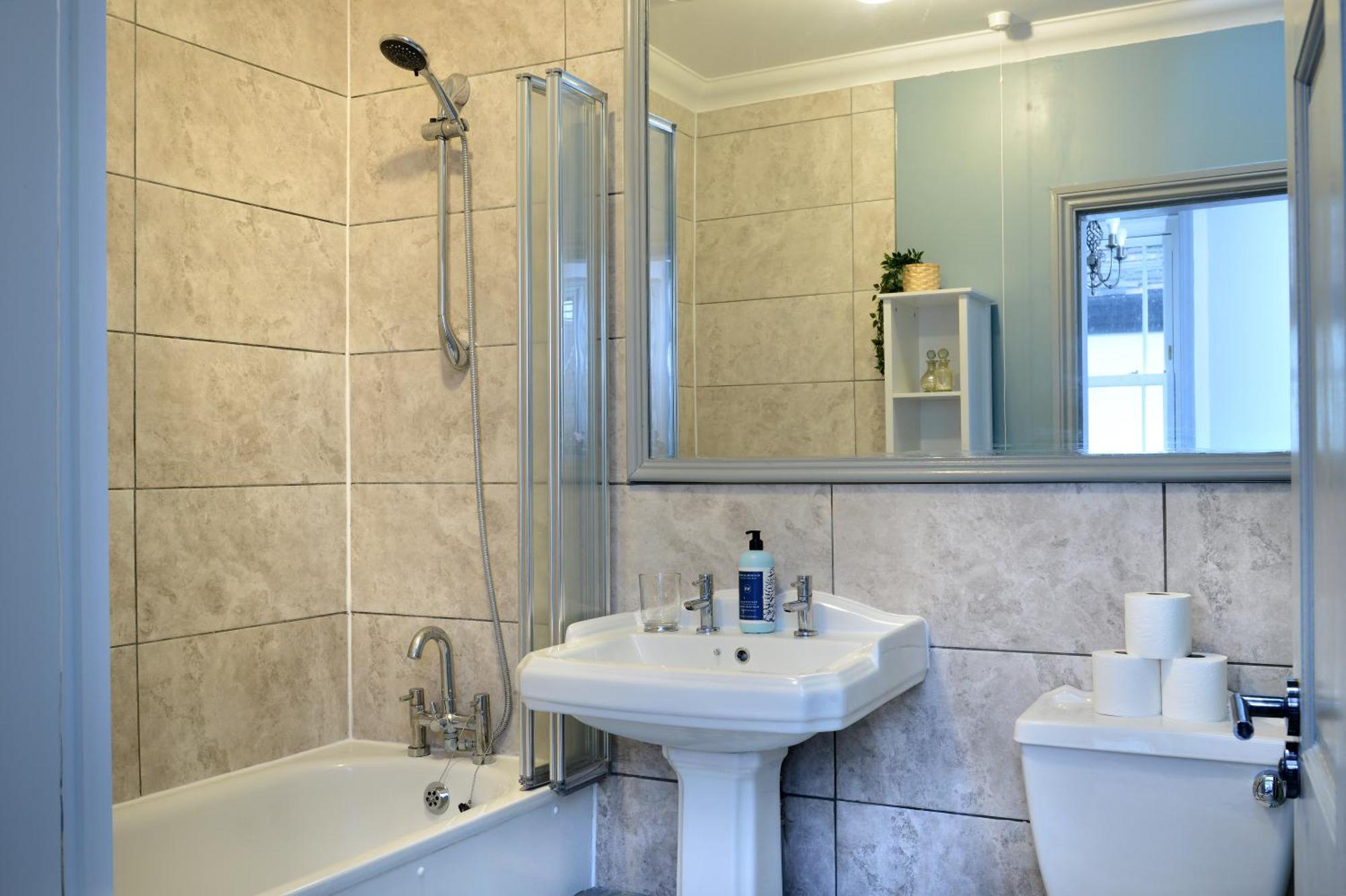 The Old Brewery Boardroom - Winchester City Centre - Unique Property - Free Parking - Sleeps 6 - By Xplus Stays Екстер'єр фото